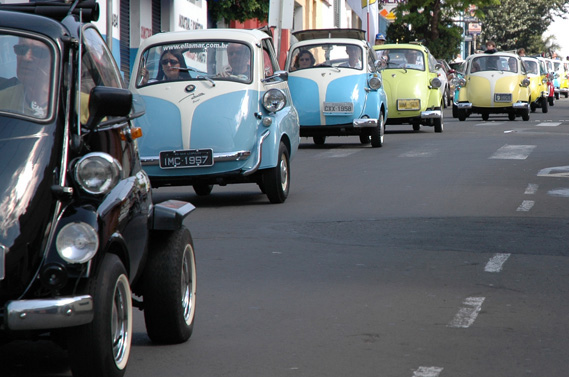 Romi-Isettas em desfile, carro foi concebido da Itália, nos anos 50