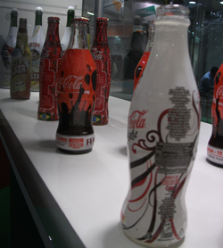Garrafas da Coca-Cola com rótulo termoencolhível