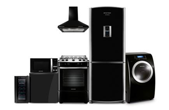 Da esq. p/dir.: Adega, microondas, fogão e coifa acima, refrigerador e máq. de lavar roupas