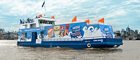 Barco/supermercado Nestlé que irá navegar pela Amazônia