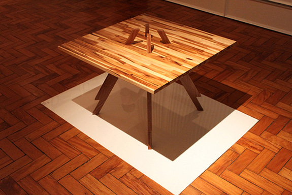 Mesa Cotoco, de Eduardo Volk, vencedor do prêmio Jovens Designers