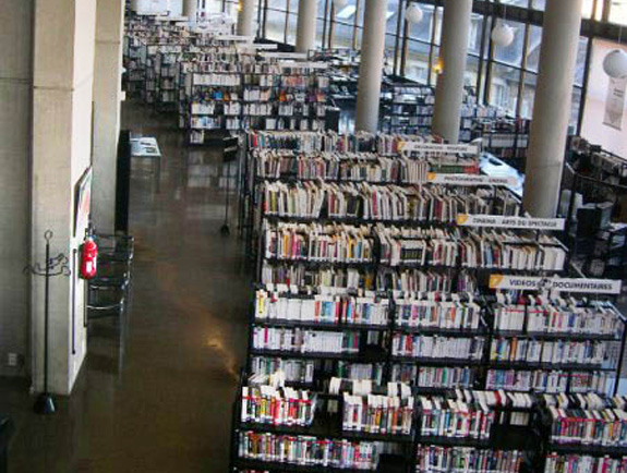 Escola de Chambery, França, não economizou investimentos na biblioteca