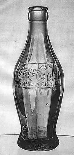 Embalagem Coca Cola, de Earl R. Dean, criada em 1915 mostra sua força até hoje