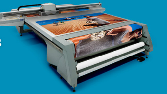 A mesa plana das impressora Océ Arizona se utiliza de vácuo que mantém a mídia fixa, 