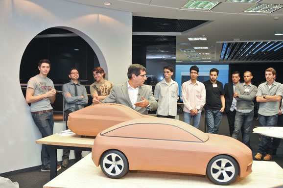 O diretor de Design & Package da Volkswagen, Luiz Alberto Veiga, recebe candidatos da edição 2011 