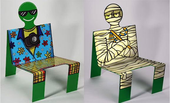 Cadeira Pictograma Turista (esq.) e Pictograma Múmia (dir.) que aparece em Cheias de Charme