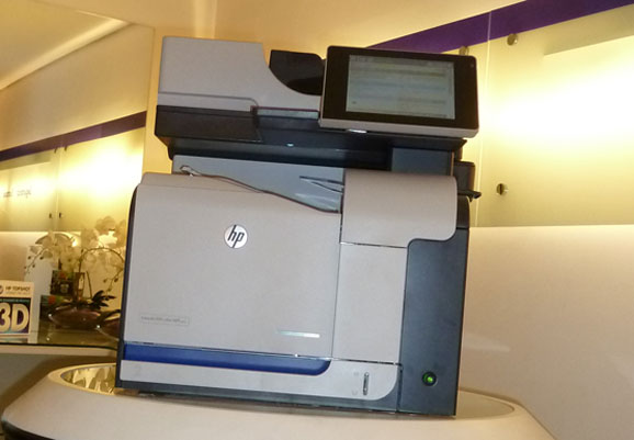 A LaserJet M551 detecta o conteúdo do documento e ajusta automaticamente a conversão de cores