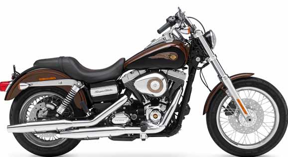 Dyna Super Glide Custom 110th Anniversary Edition representa o autêntico estilo custom da Harley-Davidson