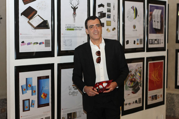 Marcelo Lopes em frente aos seus trabalhos premiados em exposição na cidade de Como, Itália