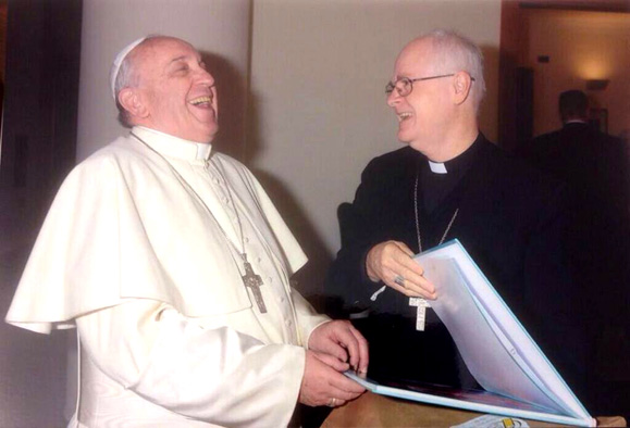 O Papa recebendo o livro do Cardeal Odilo Pedro Scherer, Arcebispo de São Paulo, ele disse: “Humor é bom”, “humor faz bem” 