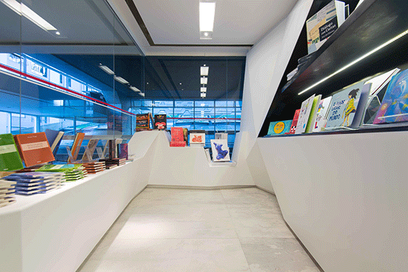Biblioteca da Fiesp, em São Paulo, foi concebida em superfície sintética Corian