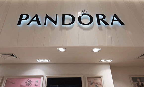 Loja da joalheria Pandora ganhou fachada em Corian concebida e instalada pela Avitá Design