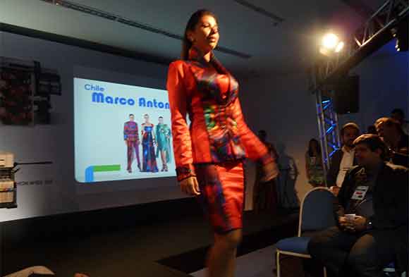 Modelo criado pelo estilista Marco Antonio Farias, do Chile, apresentado na New York Fashion Week