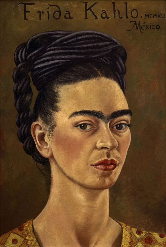Frida Kahlo_autorretrato con vestido rojo y dorado_1941_oleo sobre tela_courtesy of the Gelman Collection_©2015 Banco de Mexico Diego Rivera & Frida Kahlo Museums Trust