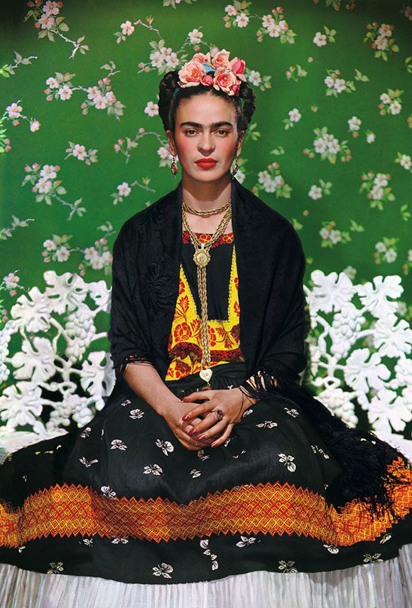 Nickolas Muray_Frida Kahlo en una banca 5_Carbro print_455X36cm_Courtesy the Gelman Collection © Nickolas Muray Photo Archives